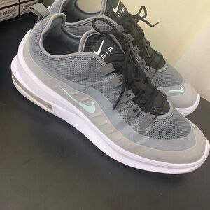 Women's Nike Air Max Axis Lace Up Shoes Size 10